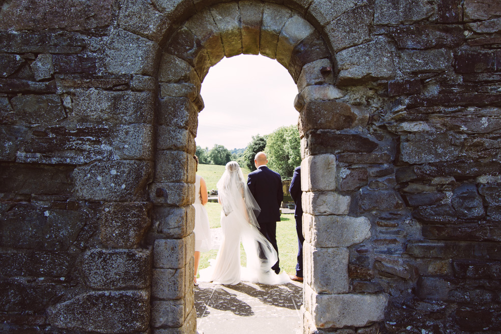 bridal-party-shoot-countryside-church-ruins