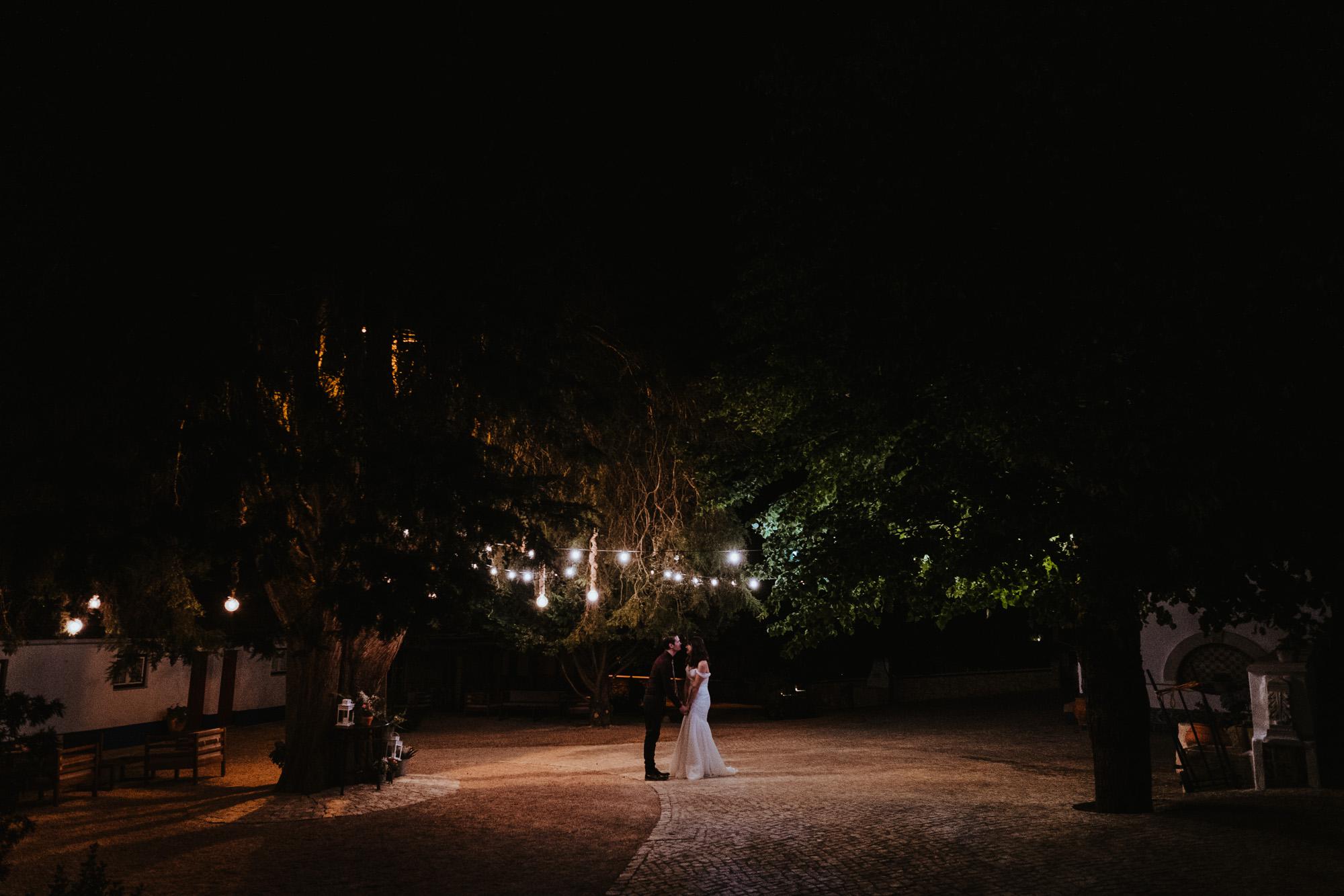 quinta-da-bichinha-portugal-wedding-coutyard-evening